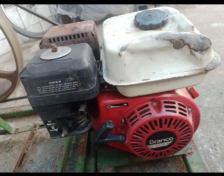 Motor de Popa Branco 4 Tempos