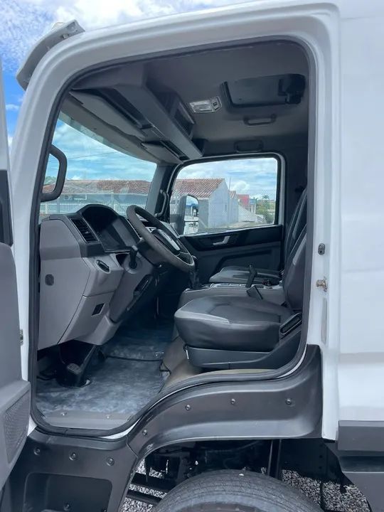 Caminhão delivery 9.170 ano 2019 com baú de 6,20 - Foto 4