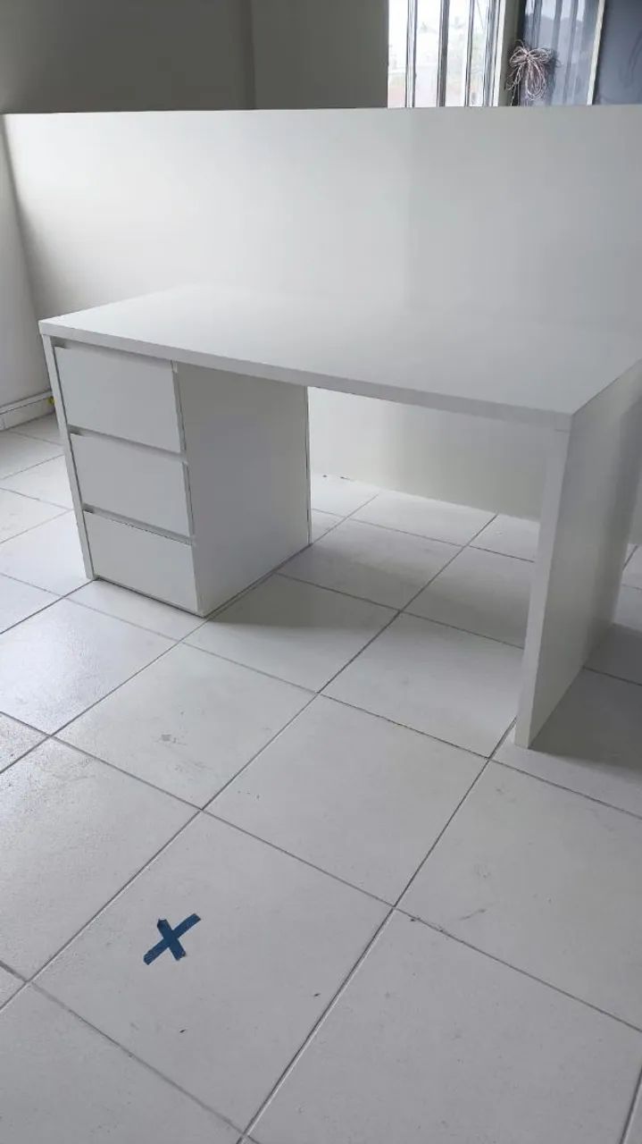 Escrivaninha branca com três gavetas