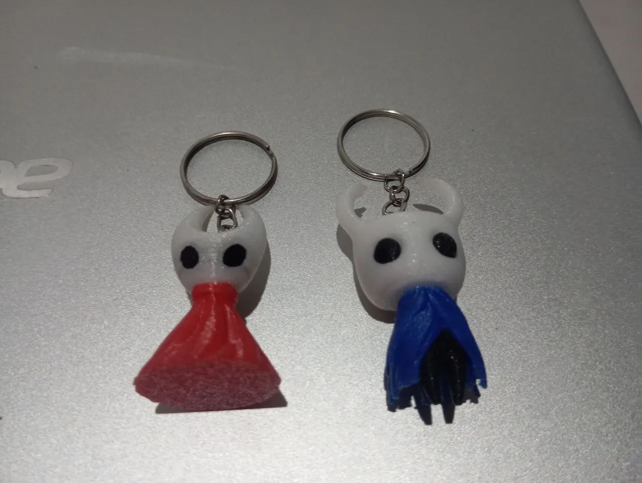Chaveiros hollow knight e Hornet.