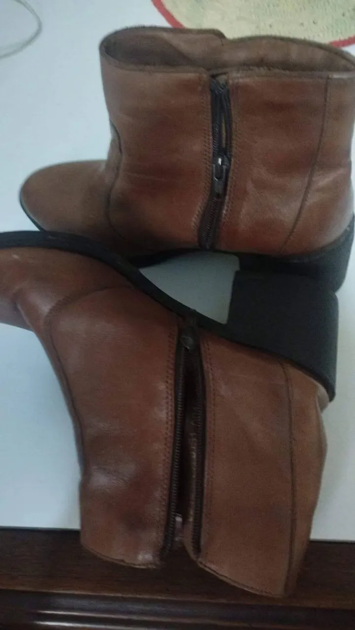 Botas de Couro Marrom