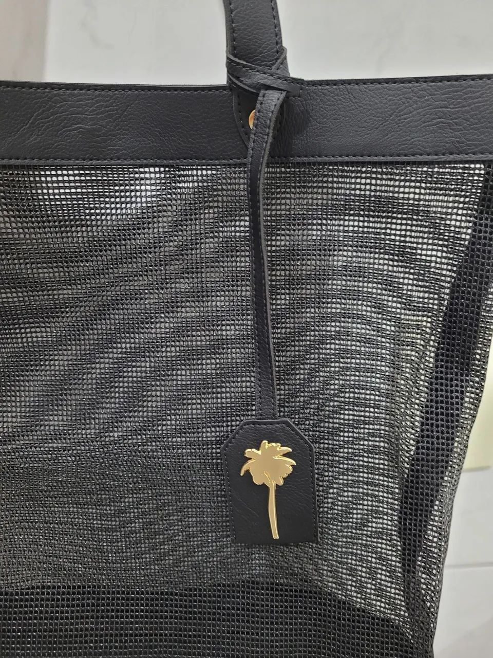 Bolsa  tote baoba preta com detalhe dourado e couro . - Foto 2