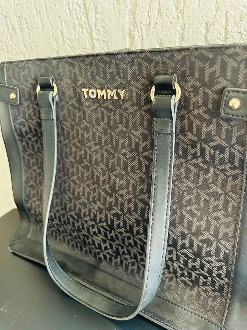 Bolsa tira colo Monograma - Tommy Hilfiger  Preta
