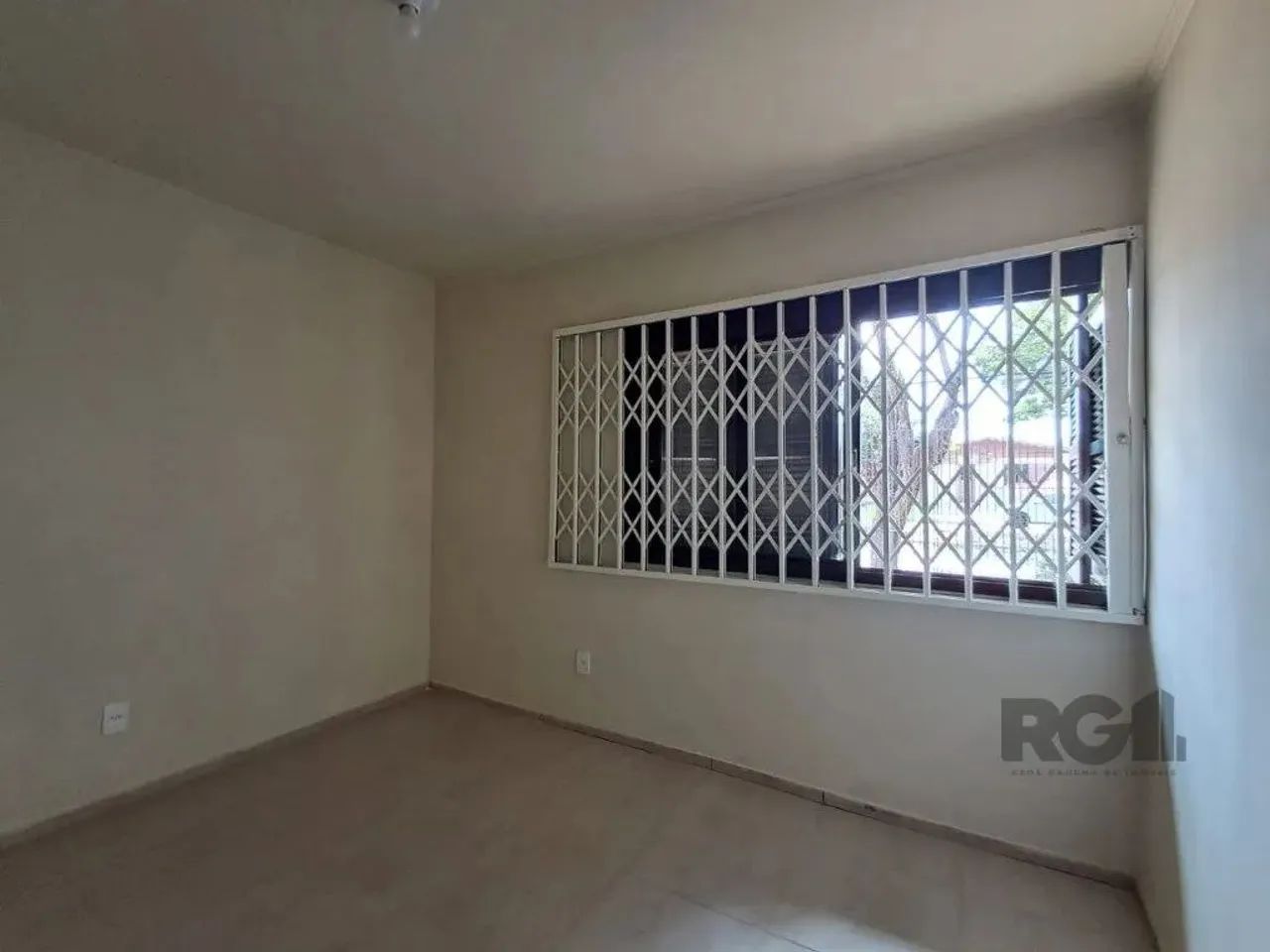 Casa para alugar no bairro Sarandi, com 4 quartos. Possui sala de estar ampla, mezanino co - Foto 4