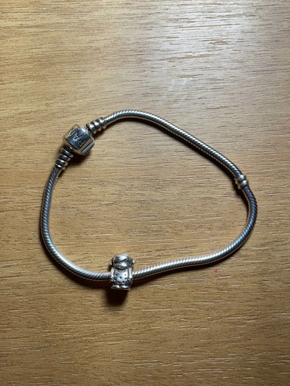 Berloque menina pandora 