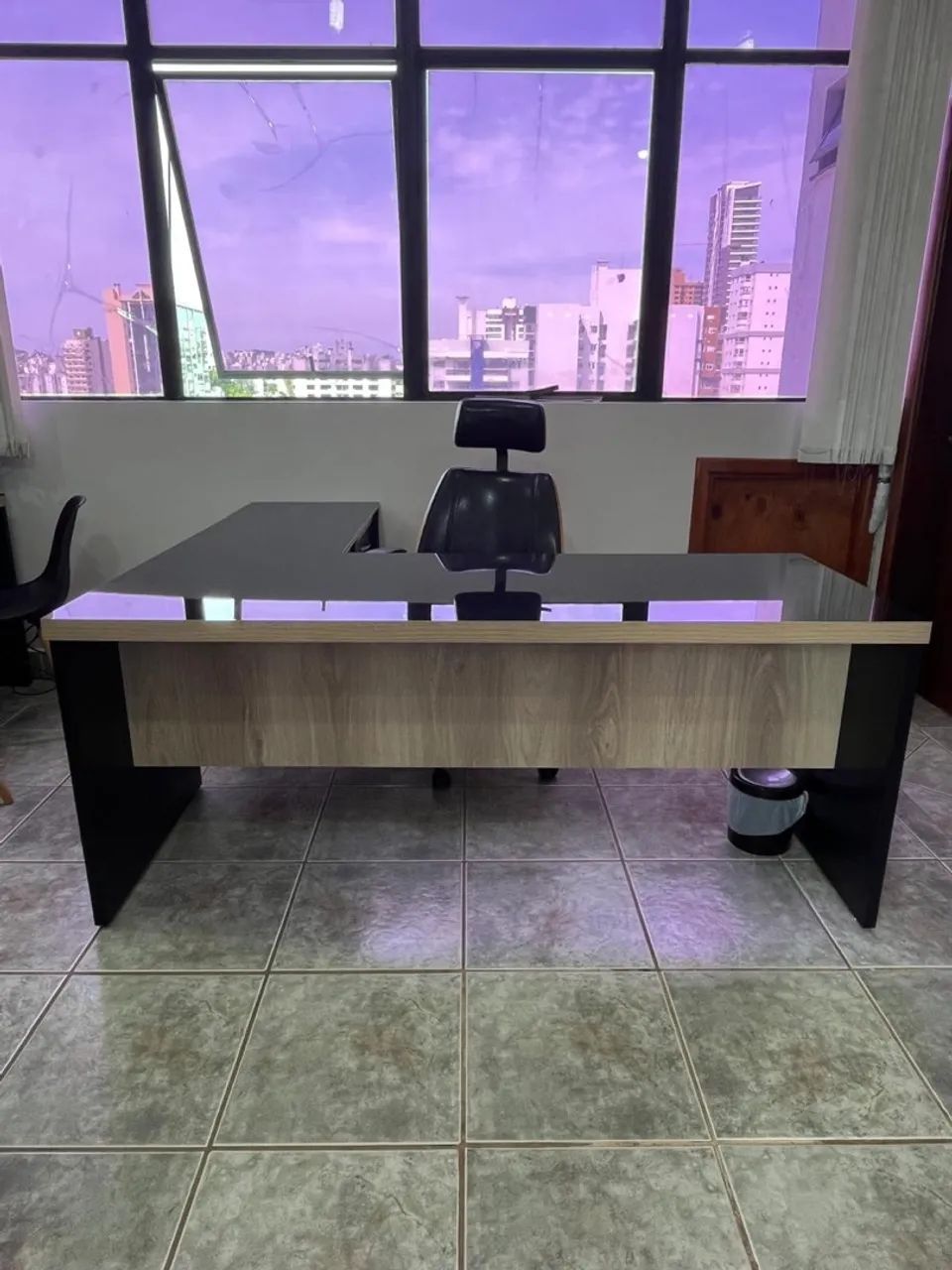 Mesa de Escritório em L com Tampo em Vidro