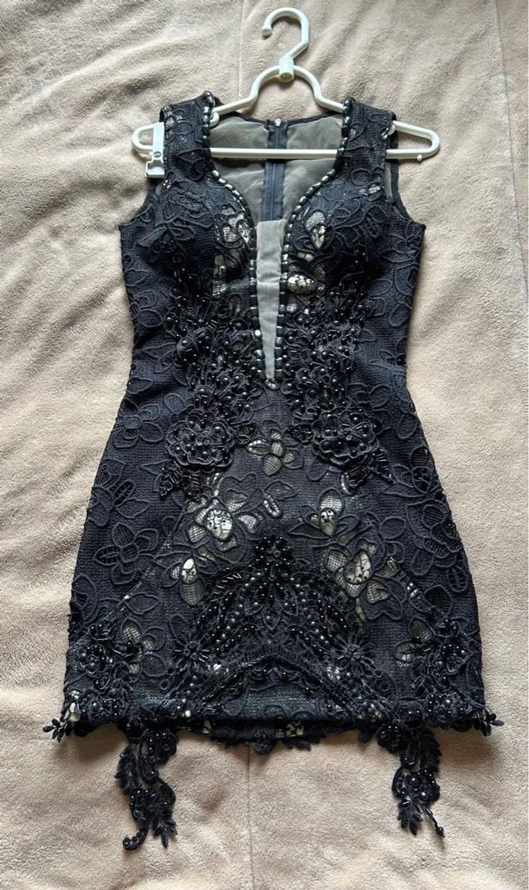 Vestido Preto de Renda com Pedraria