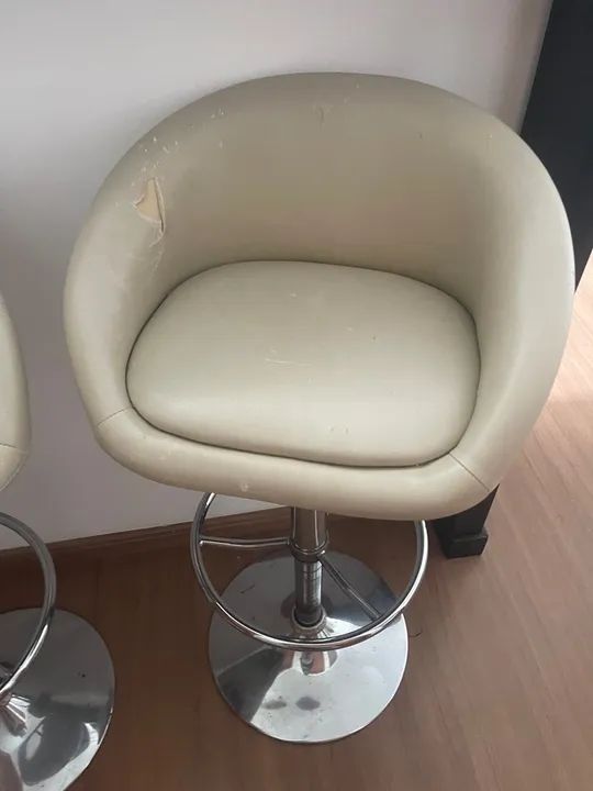 Banqueta giratória estofada branca