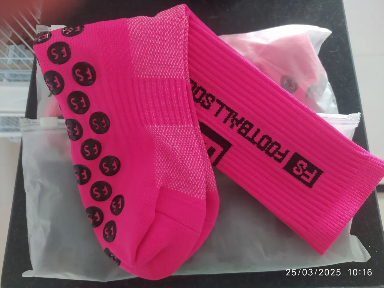 Meia antiderrapante rosa, cano alto - Foto 2