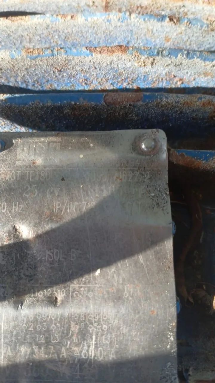 Vende se ,uma motor Bonba  weg  25 cv  entrada 150 saída 100 de alta - Foto 2