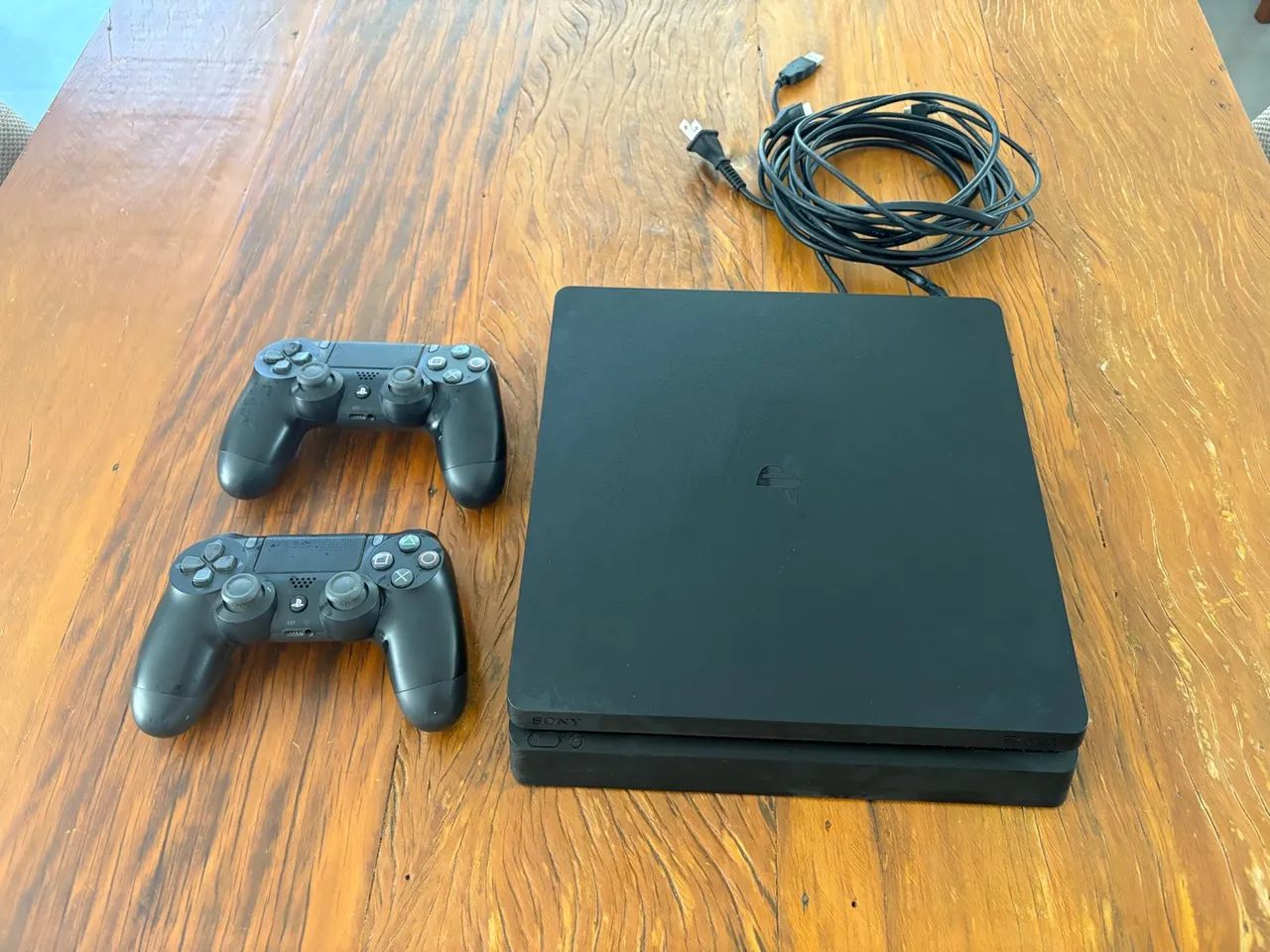 Playstation 4 Slim - 2 controles