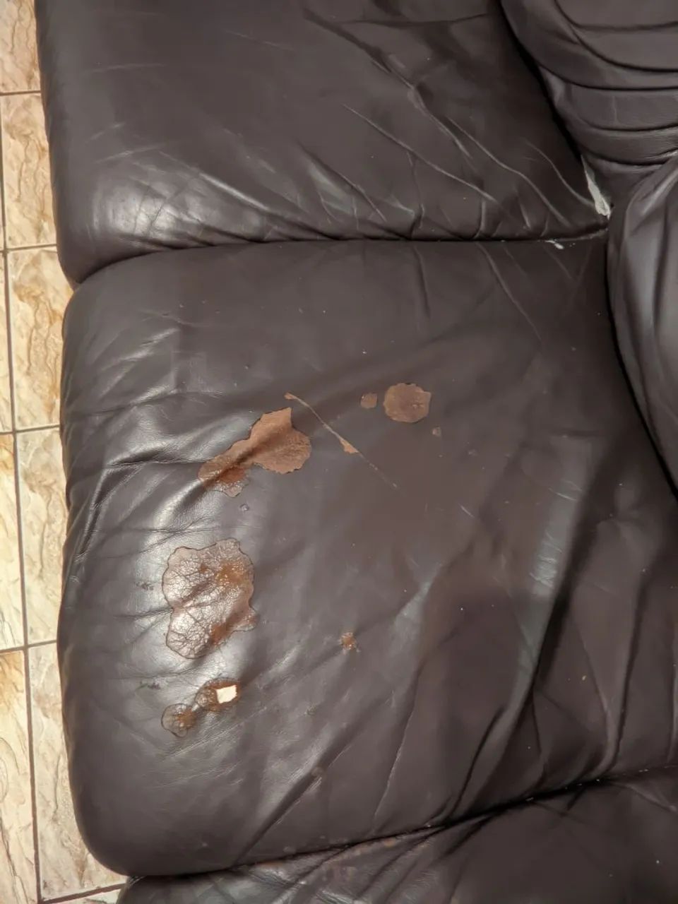 VENDO URGENTE SOFÁ CAMA DE COURO. - Foto 2