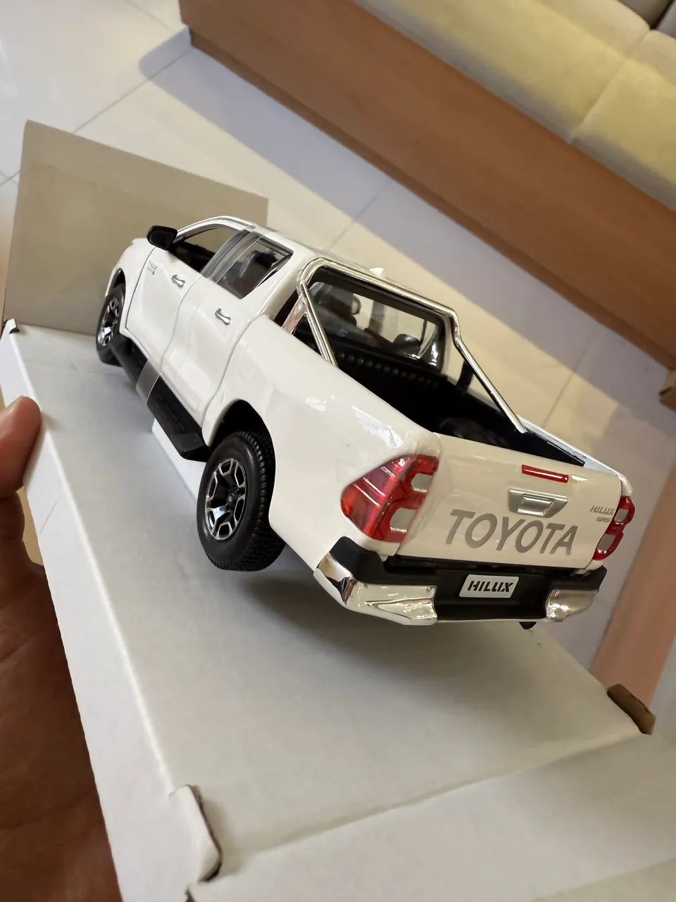 Hilux escala 1/27 em metal  - Foto 5