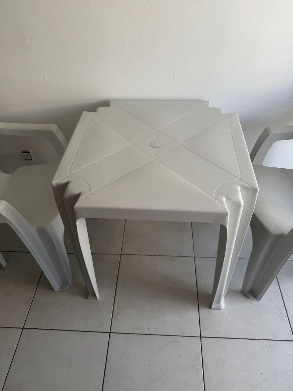 Mesa + 2 cadeiras