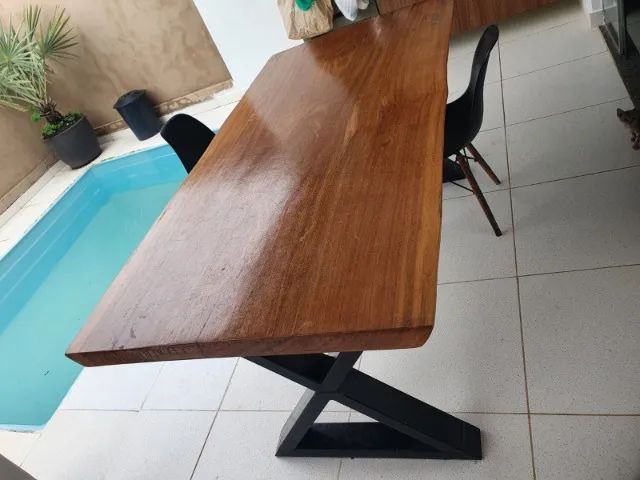 Mesa de madeira maciça
