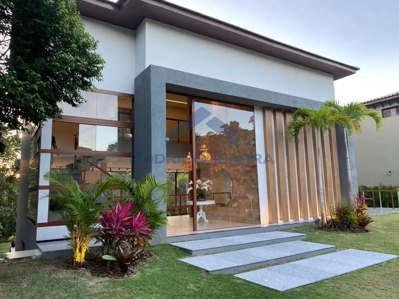 Casa 5/4 de Luxo à Venda no Condomínio Ilha dos Pássaros Praia do Forte