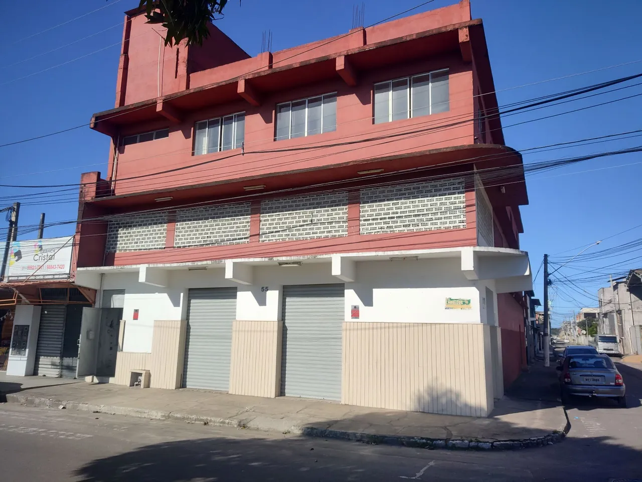 Alugo um ambiente comercial amplo.