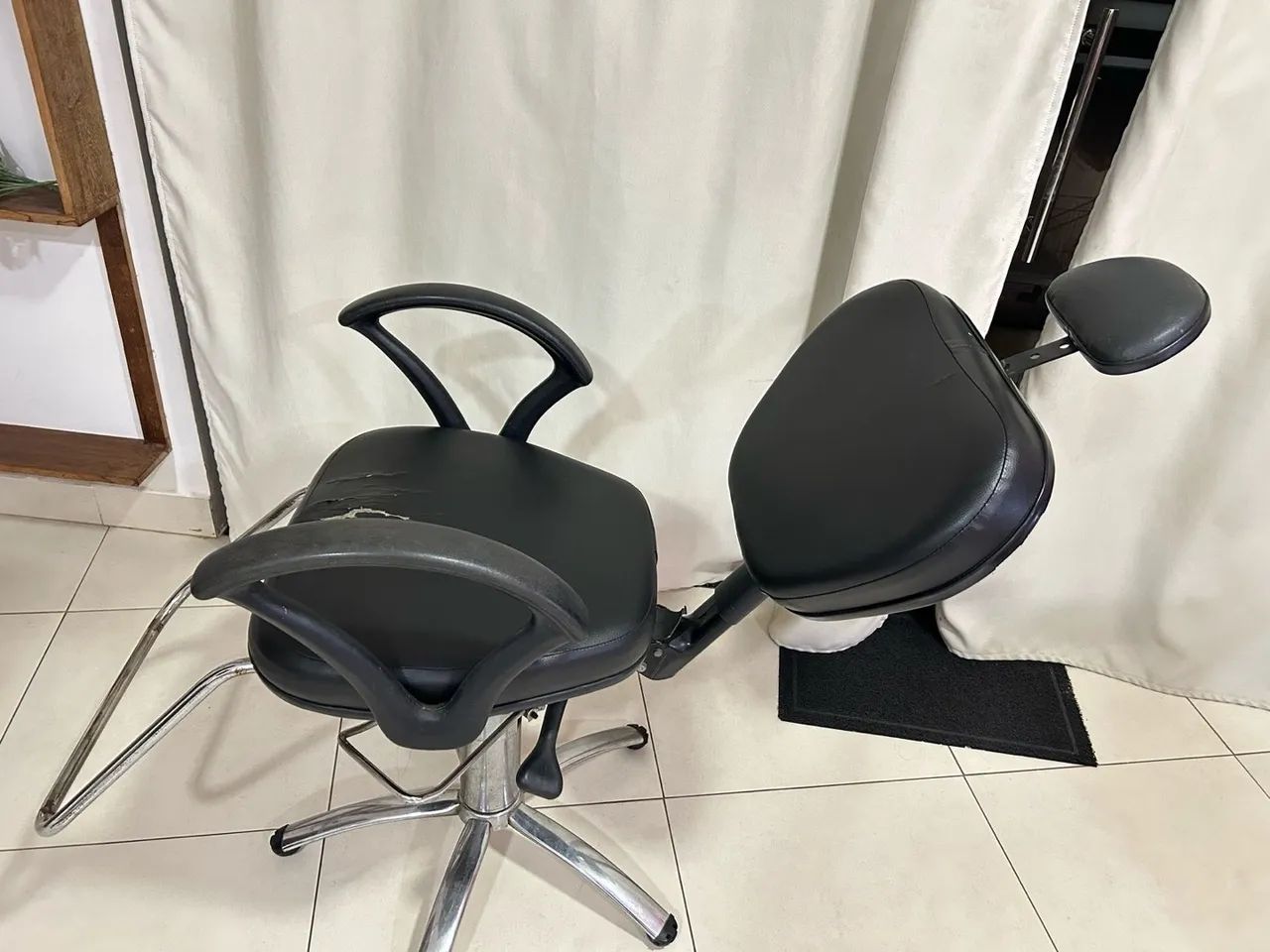 Cadeira de cabeleireiro e lavatório usados