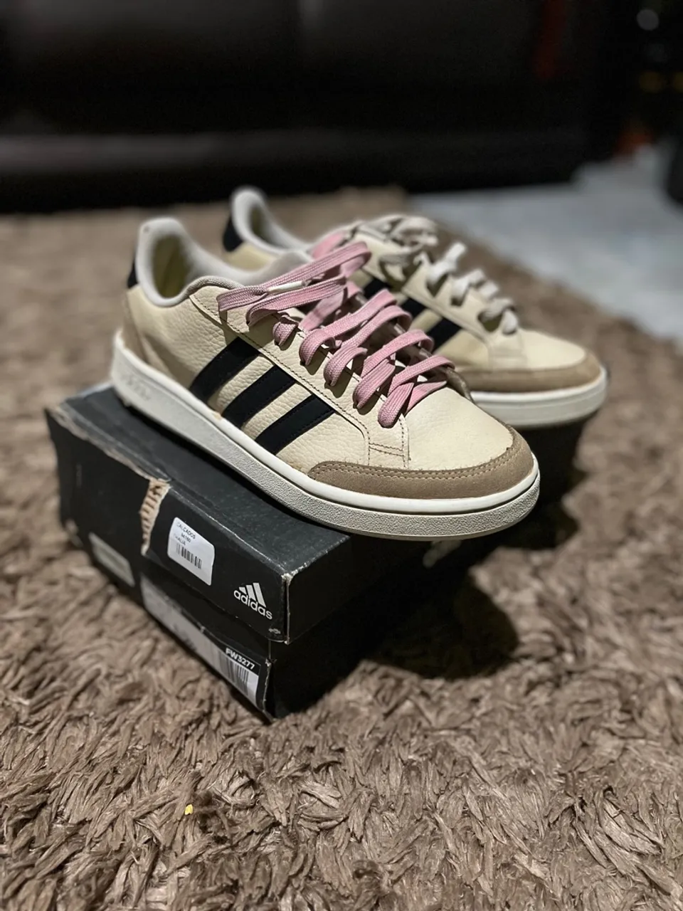 Tênis Adidas Grand Court Beige com detalhes