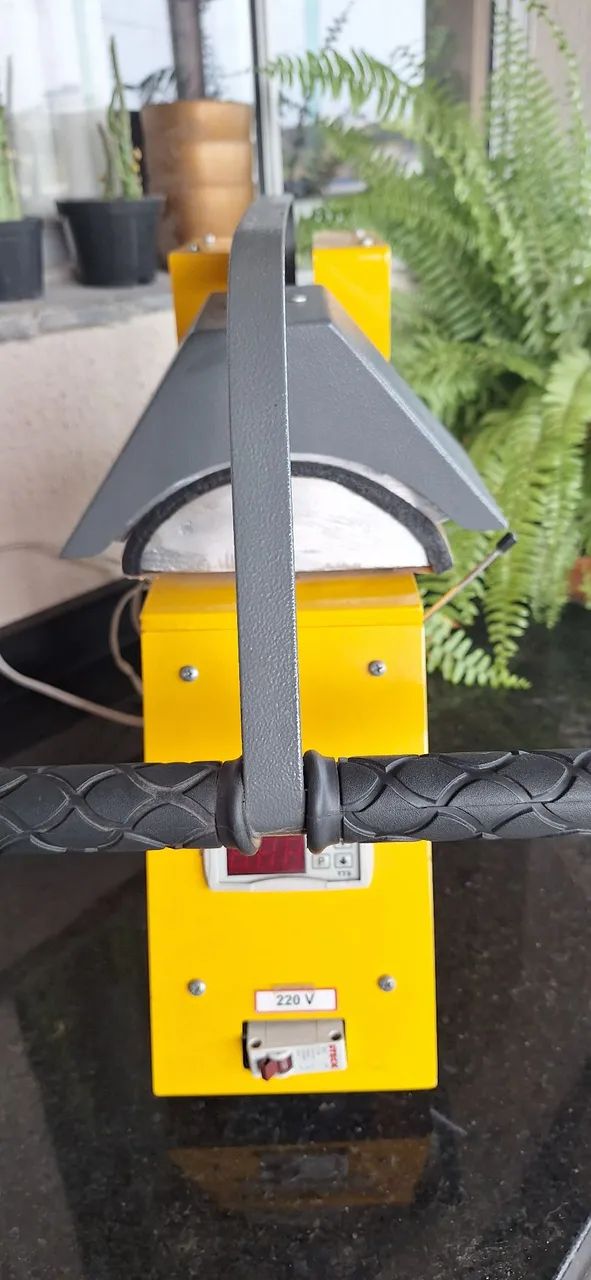 Máquina de estamparia para bonés e pequenos formatos.