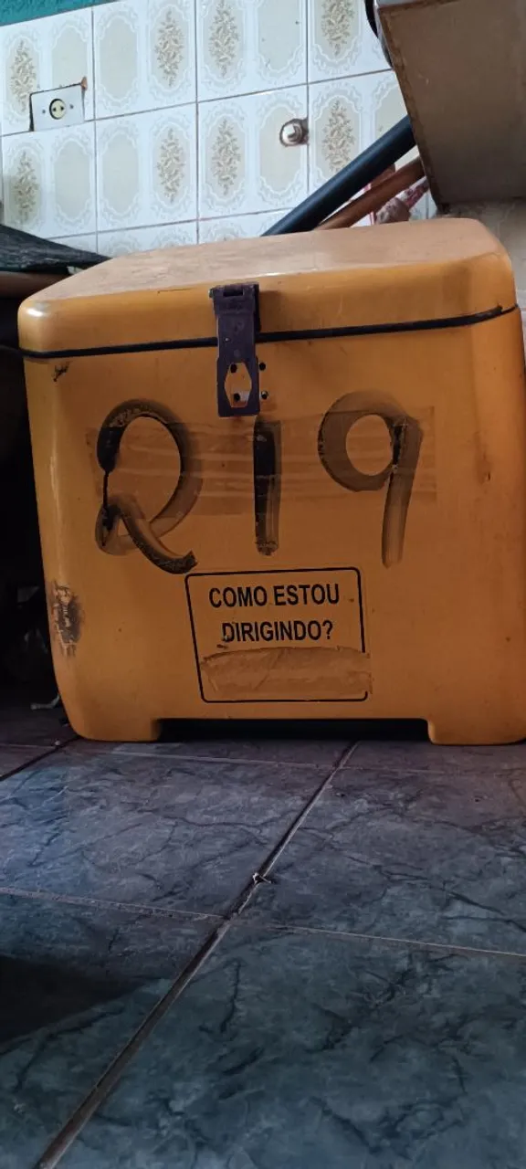 Baú de moto com suporte