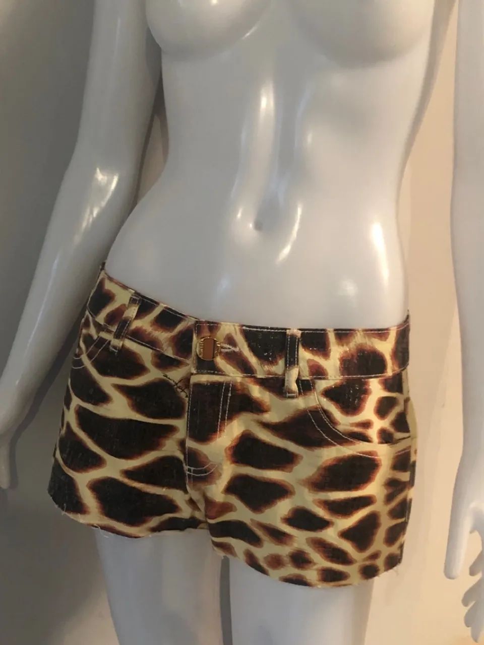 Shorts em couro e shorts jeans