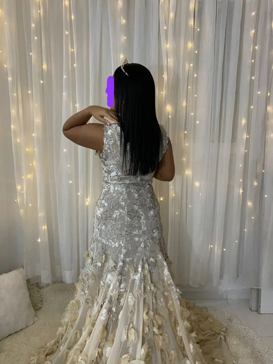 Vestido de festa elegante com detalhes florais