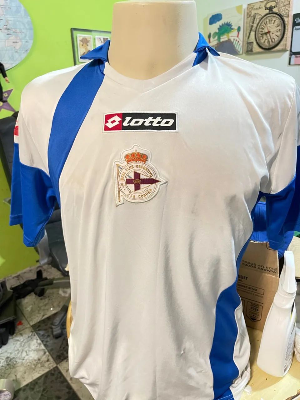 Esta é uma camisa de futebol do Real Club Deportivo de La Coruña