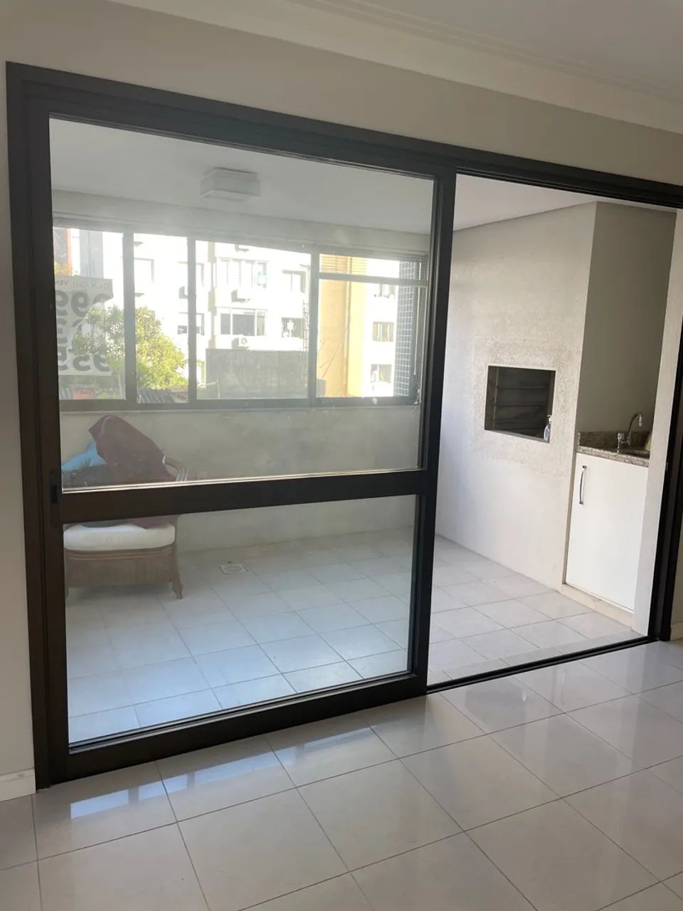 Porta de vidro e alumínio para área gourmet