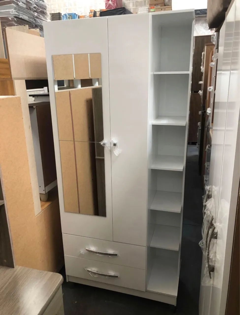 Guarda-roupa branco com espelho e prateleiras