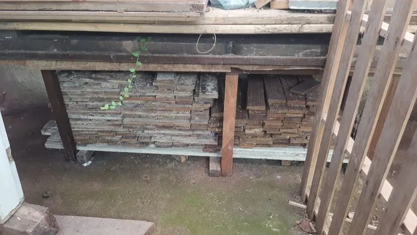 LOTE DE MADEIRA DE DEMOLIÇÃO, VÁRIOS TAMANHOS.ASSOALHOS, BATENTES CAIBROS, PEROBA ROSA, IP