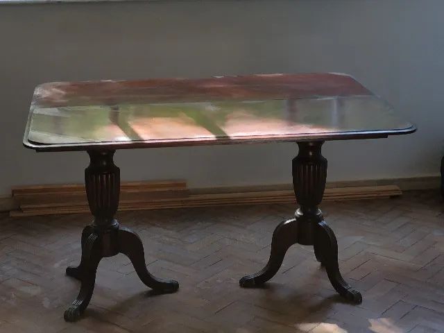 Mesa de jantar antiga em madeira maciça