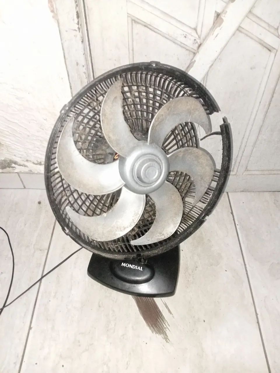 Vende-se ventilador com a elice quebrada/pé quebrado mas funcionando  - Foto 4
