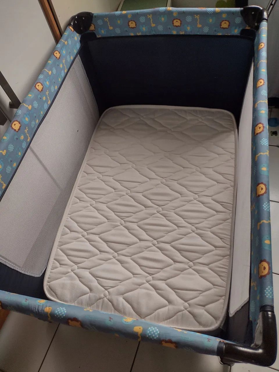 Berço portátil para bebê com colchão 