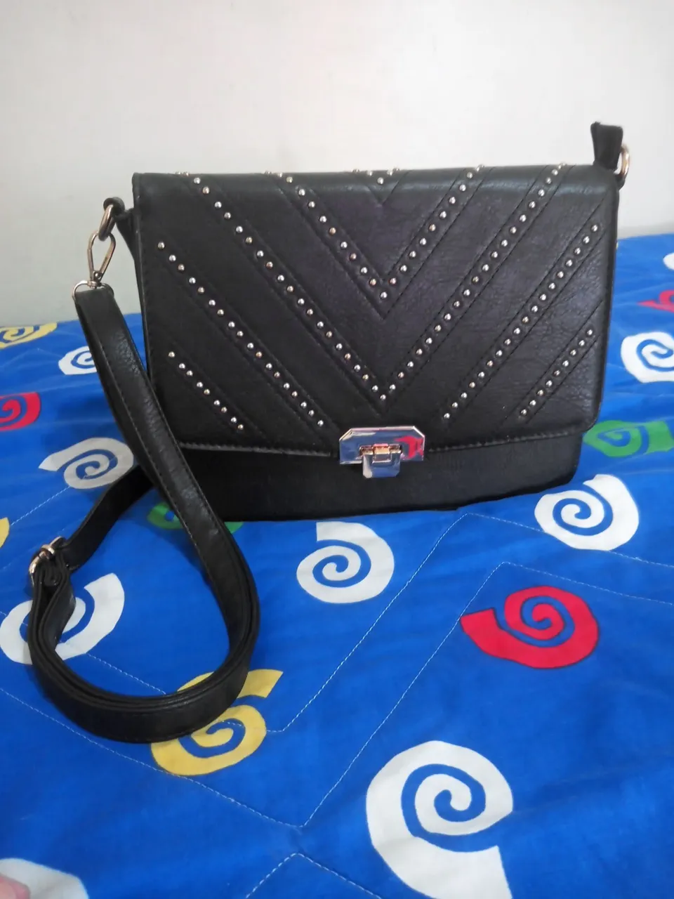 Bolsa de ombro preta com detalhes em spikes
