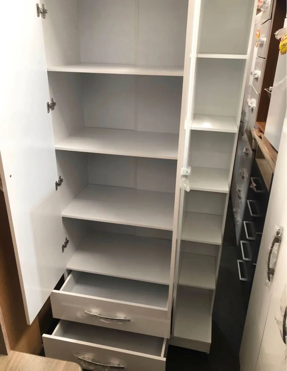 Guarda-roupa branco com espelho e prateleiras - Foto 3