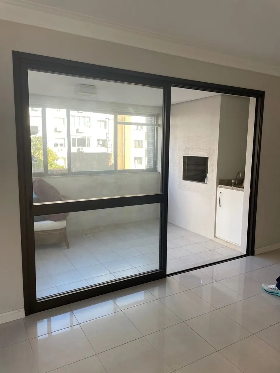 Porta de vidro e alumínio para área gourmet - Foto 2