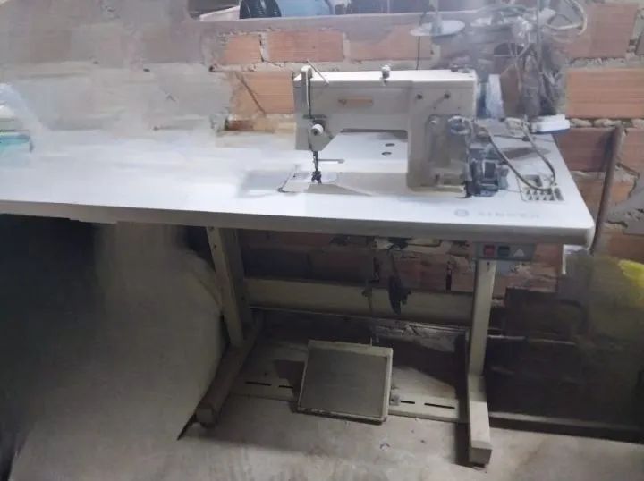 Vende-se máquina de costura. $1500 aceitamos proposta!