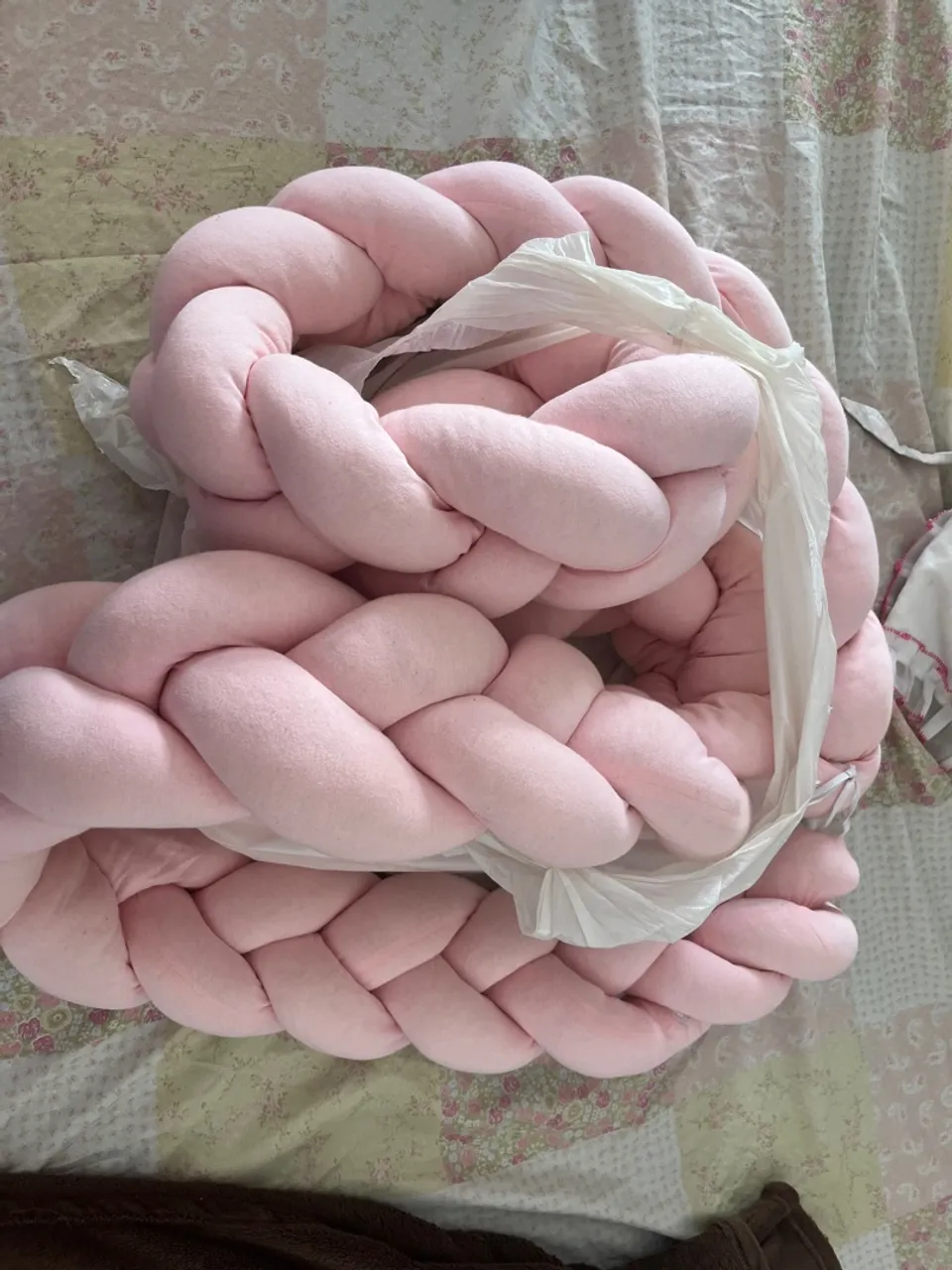 Protetor de berço trançado rosa