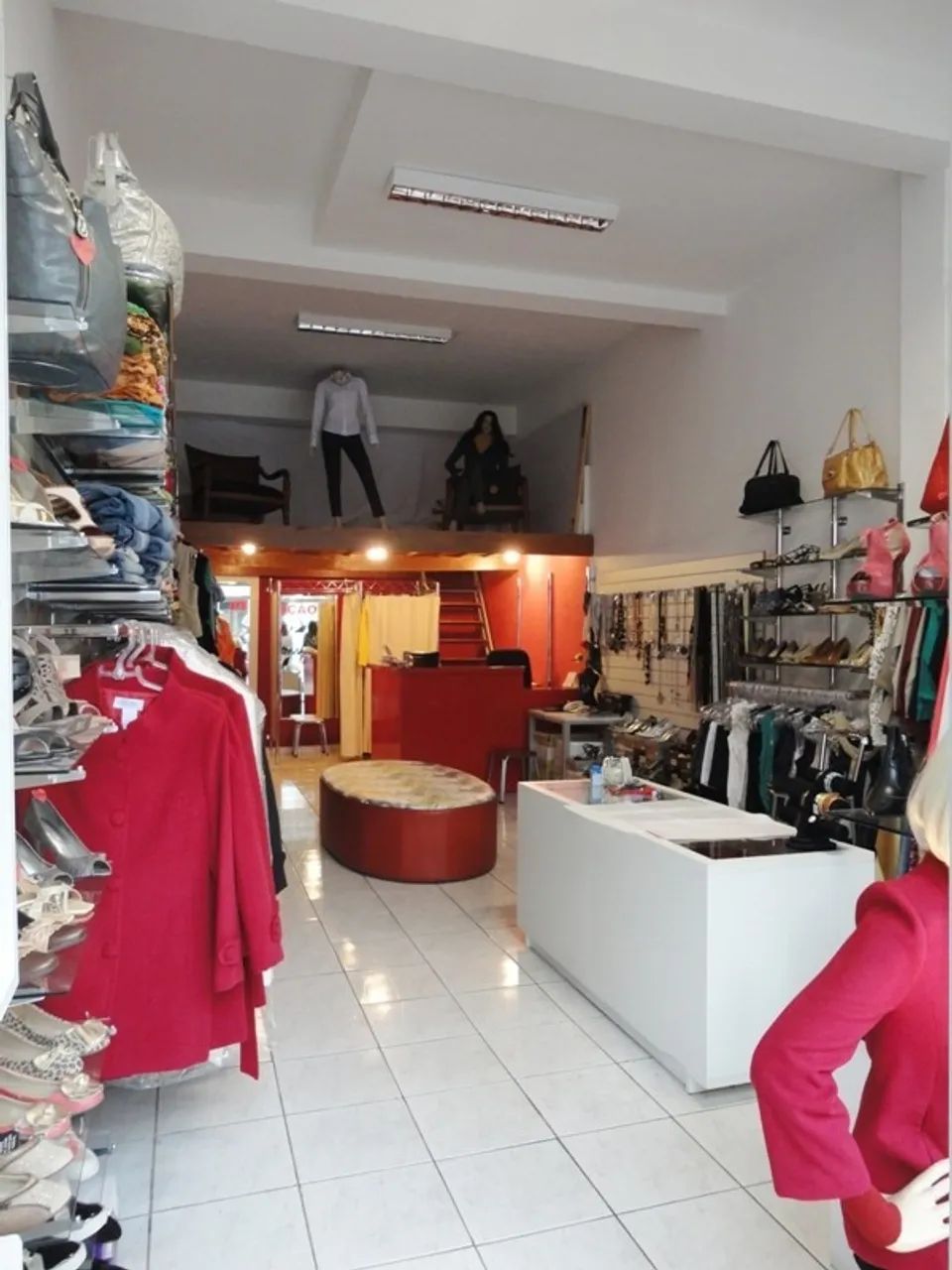 Araras e prateleiras para loja de roupas