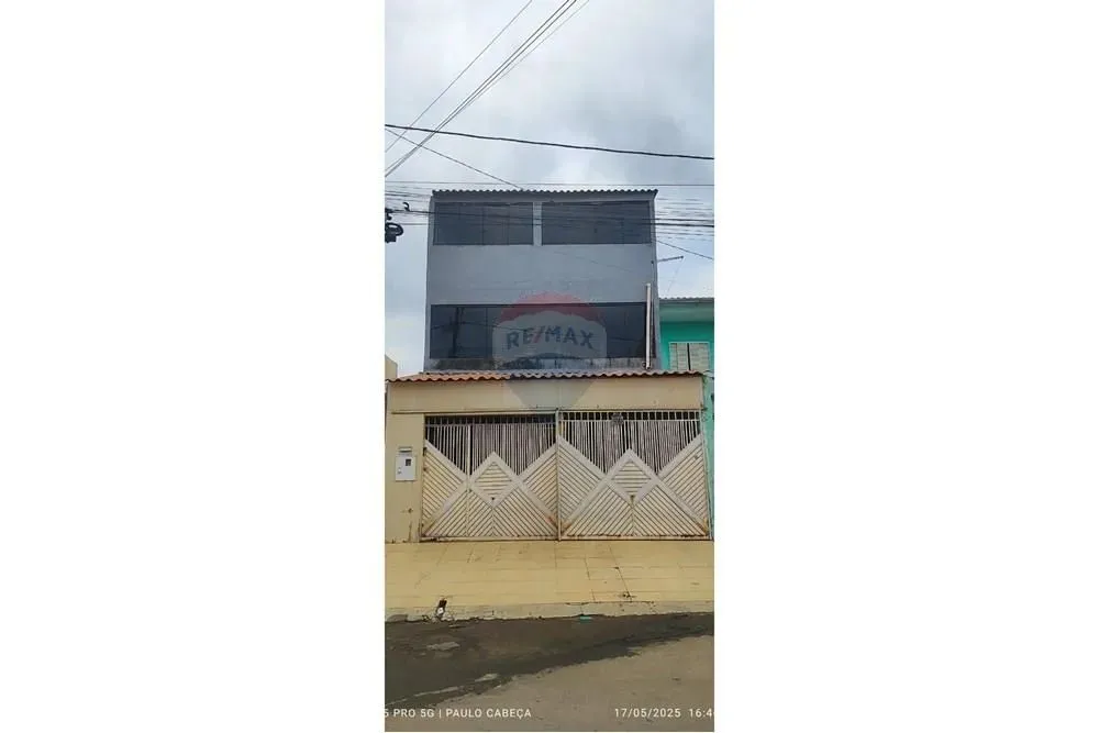 Casa de 3 Pavimentos em Ótima Localização