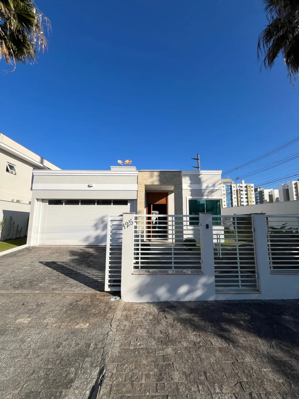 Alugo belíssima casa semi mobiliada de 3 dormitórios com piscina no pedra branca