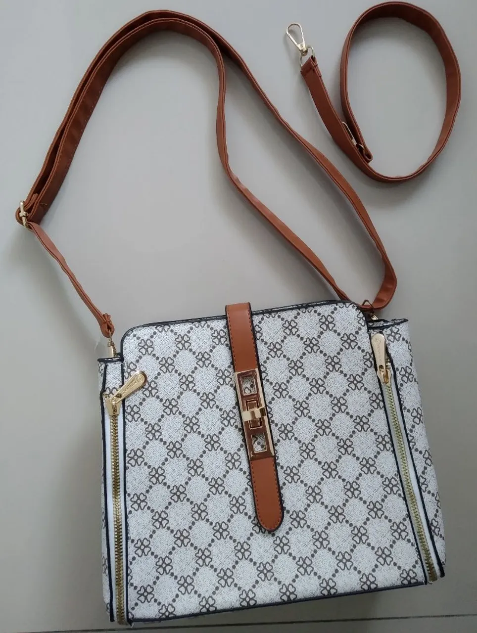 Bolsa de Ombro Feminina com Design Moderno