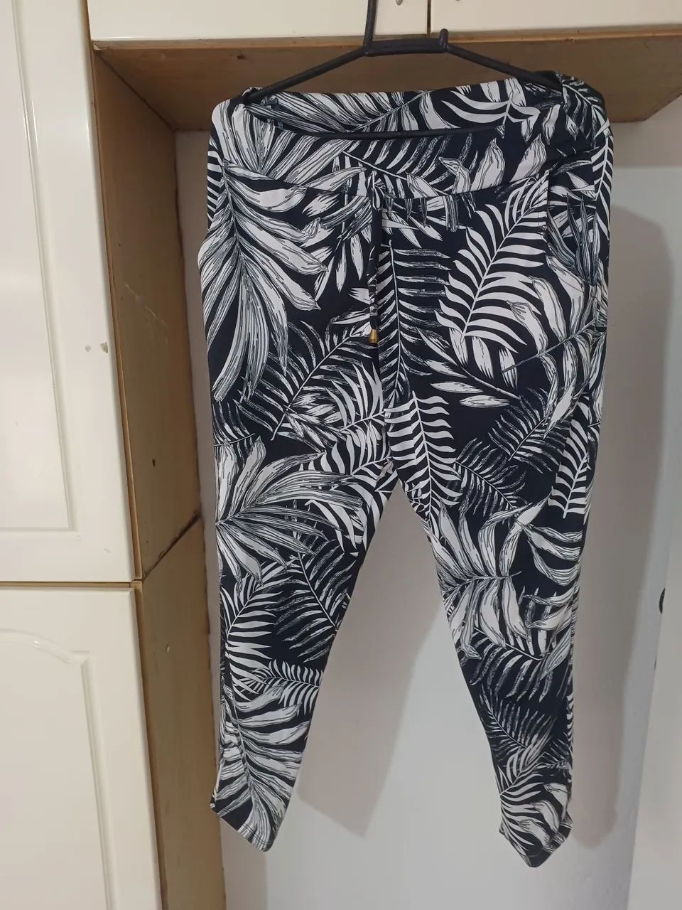 Calça estampada com folhas EM PERFEITO ESTADO DE CONSERVAÇÃO QUASE NOVA 