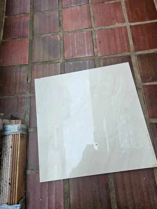 16m² pisos de porcelanato 55x55 + 5m² pisos de porcelanato 60x60 + 2,5 caixas de listelo