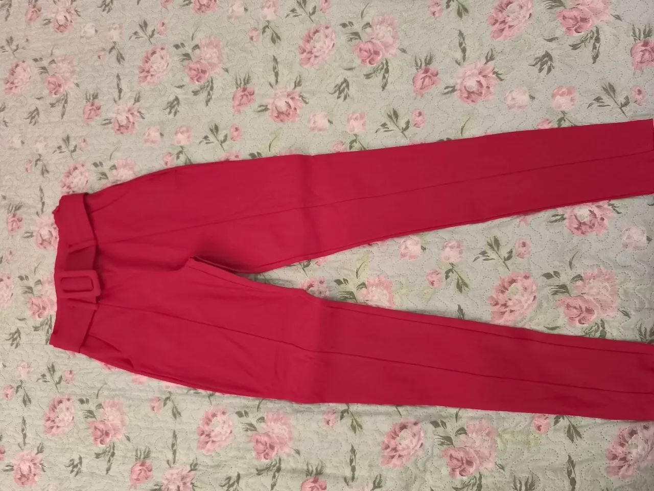 Calça rosa 70% viscose, tamanho P, acompanha cinto 