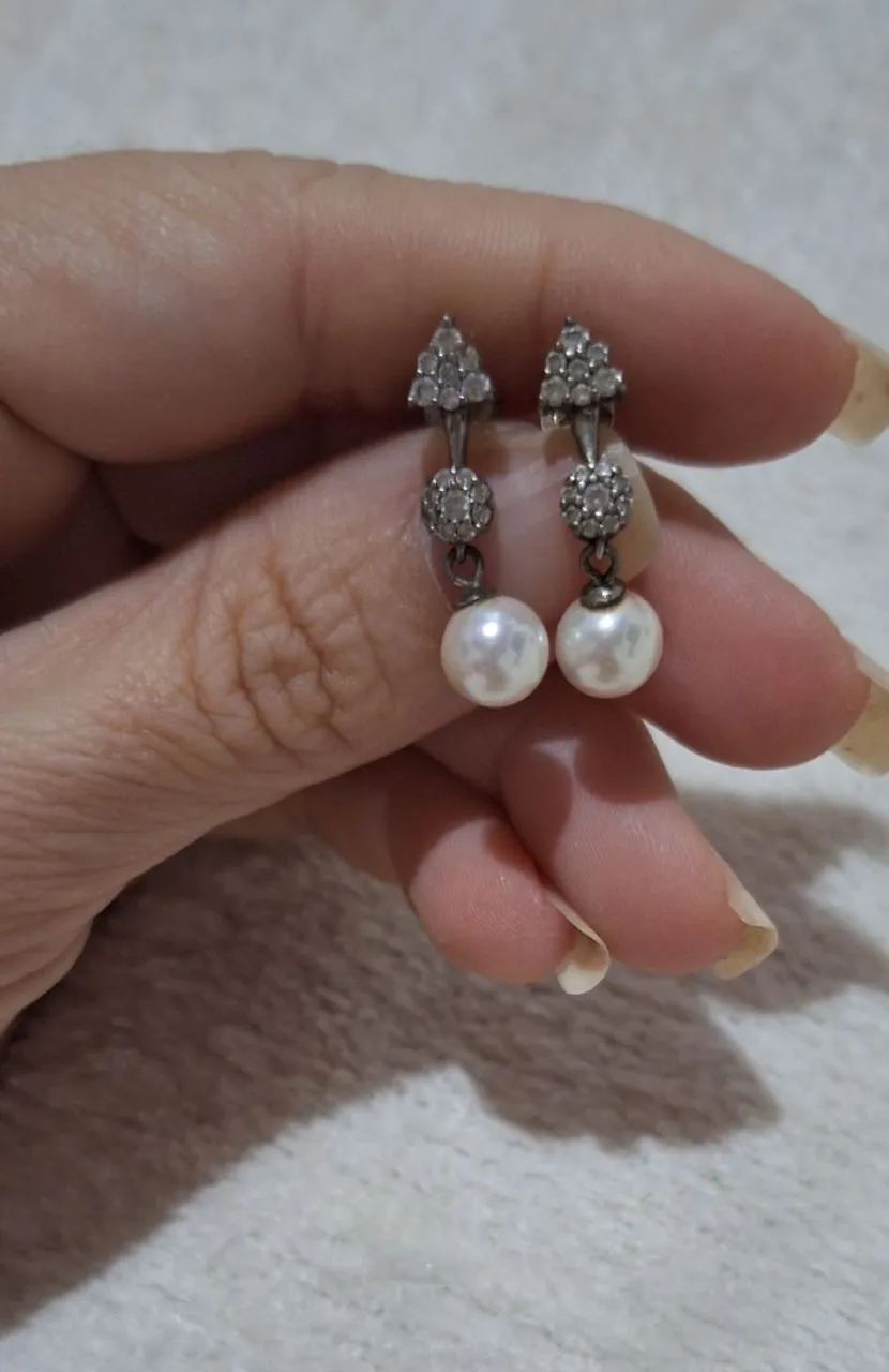  Conjunto Brincos de pérola com detalhes em strass e anel solitário em prata 950