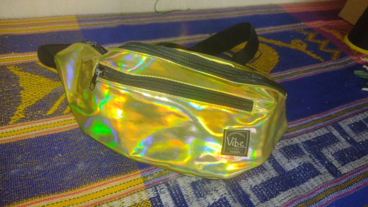 Pochete amarela com reflexo 