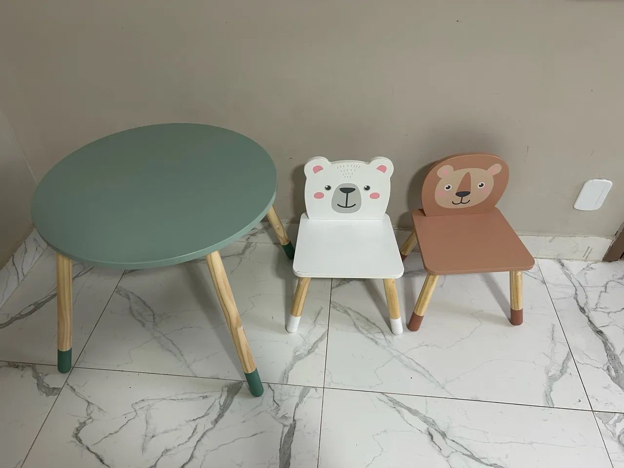 Mesa infantil com 2 cadeiras