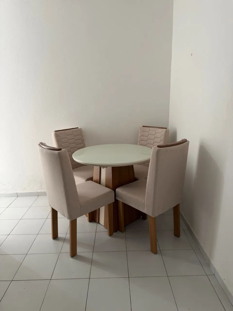 Mesa com 4 cadeiras 